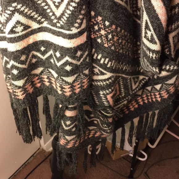 Light baby pink grey poncho - Picture 2 of 5